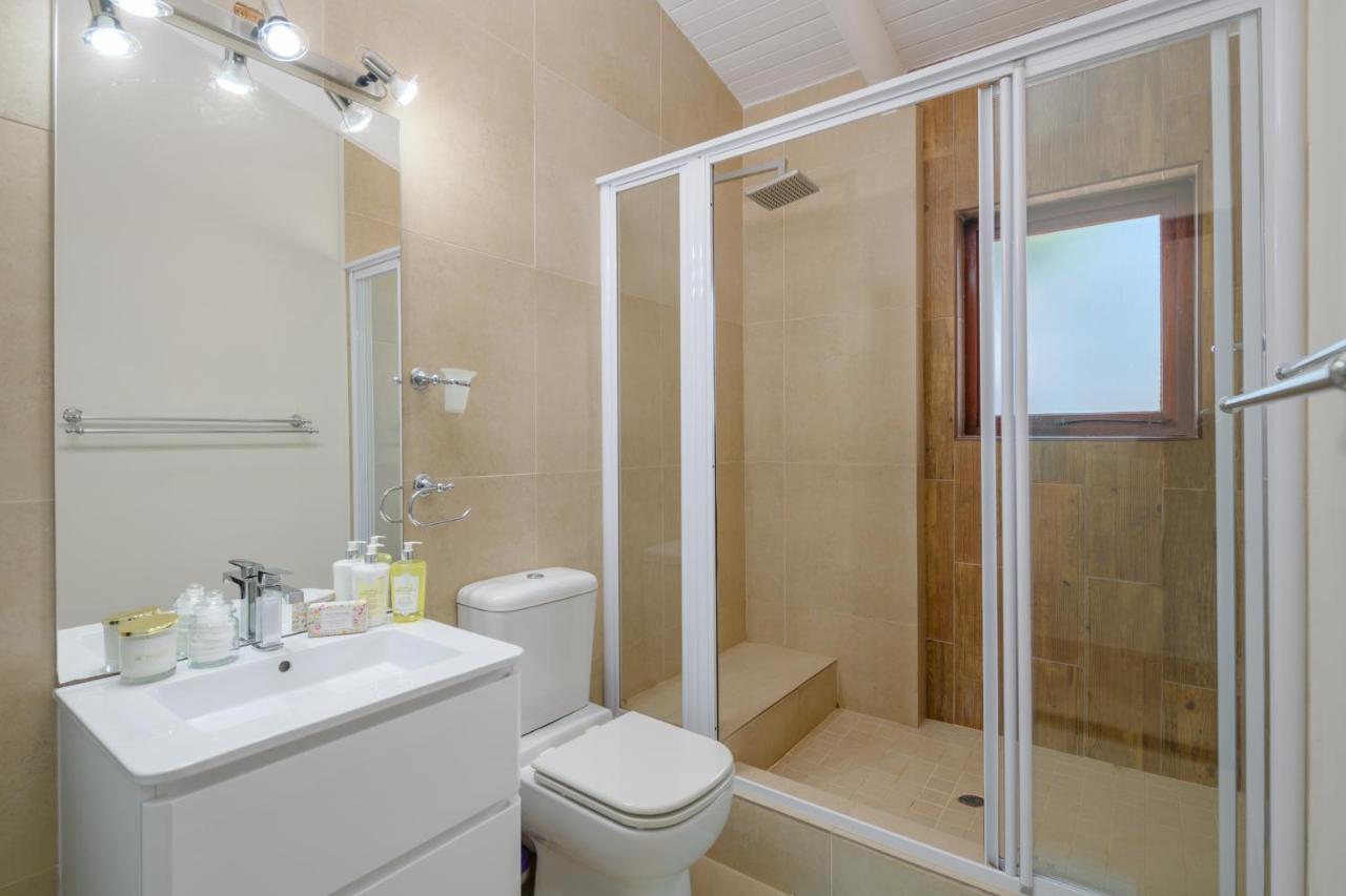 2811 Luxurious And Modern At Upmarket Golf And Estate Southbroom