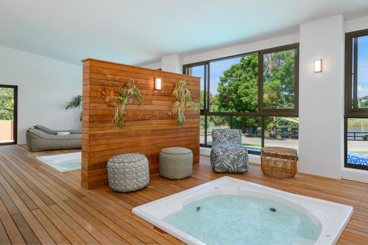 2811 Luxurious And Modern At Upmarket Golf And Estate Villa Southbroom